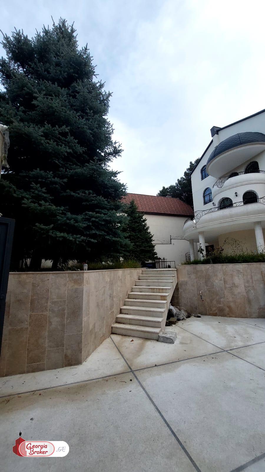 в аренду дом с новым ремонтом 11-комнат